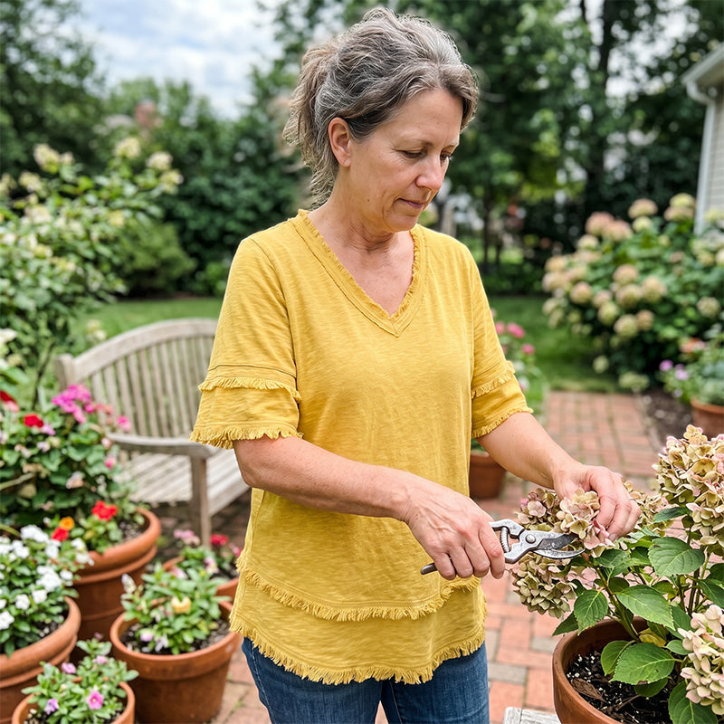 👚✨ Stylish V-neck top – breathable, loose fit, perfect for casual summer days!